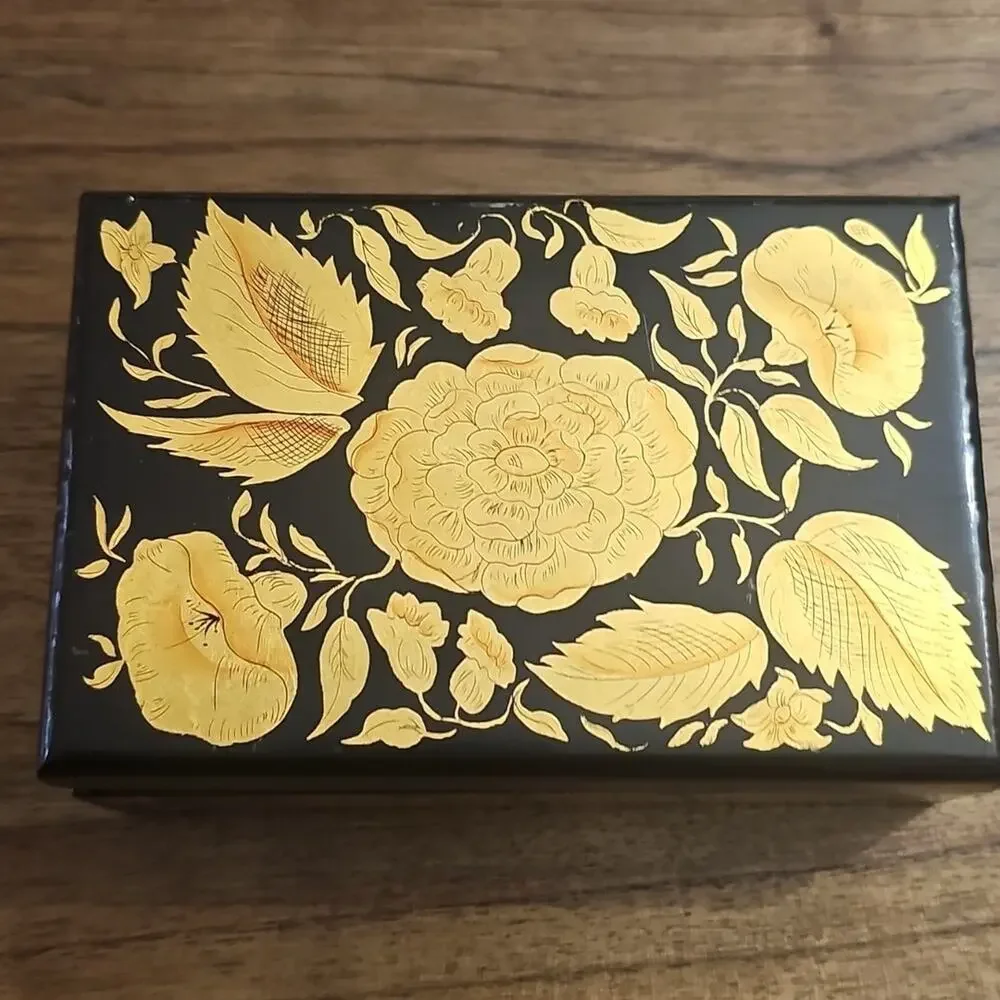 Vtg Hand Painted Floral Gold Leaf On Small Black Lacquered Box Felt Lined Asian